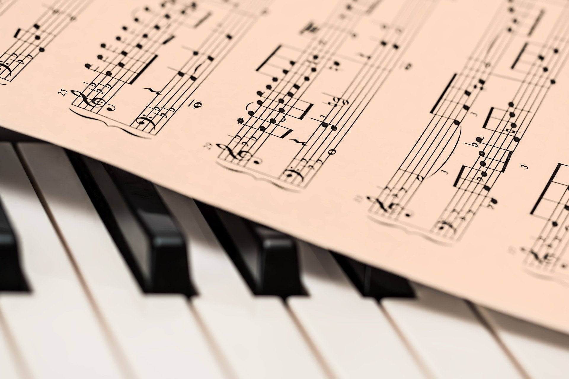 https://pixabay.com/es/photos/piano-partitura-hoja-de-m%C3%BAsica-1655558/#_=_