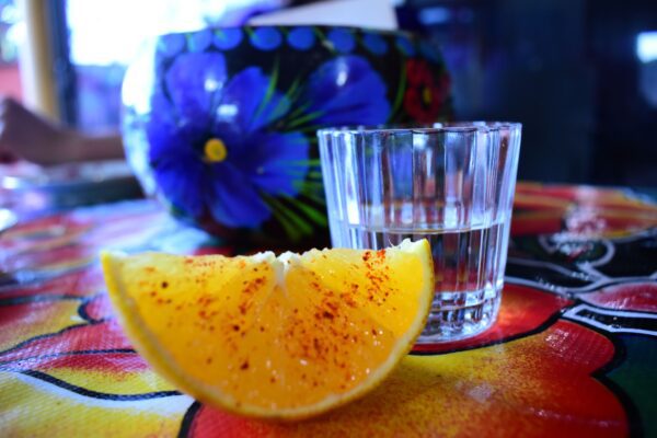 ¿Cómo tomar el mezcal? Consejos para iniciarte en su consumo