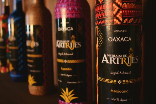 Artrijes: una fusión de mezcal y alebrijes Botellas de mezcal de Artrijes