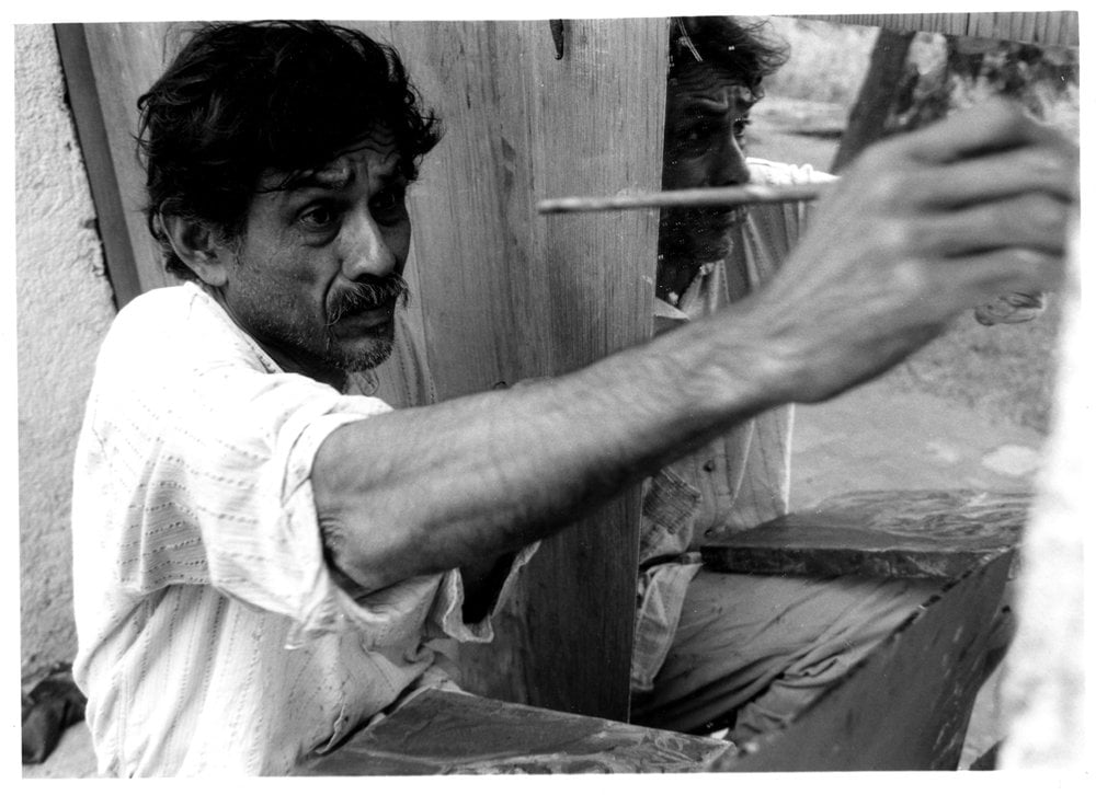 Francisco Toledo pintando.