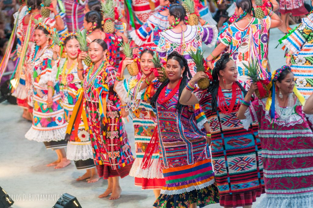 Baile Flor de Piña: la construcción de la identidad tuxtepecana - Revista  Quixe