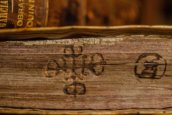 El sistema antirrobos de libros: Las marcas de fuego en la Biblioteca Burgoa
