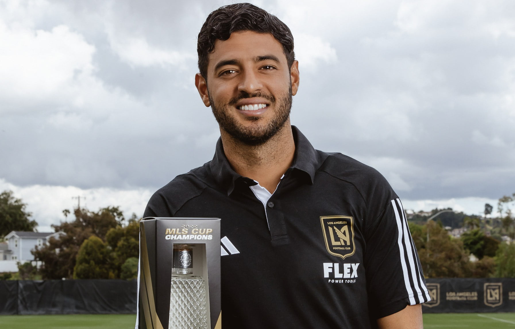 ¡Salud por el futbol! Carlos Vela presenta botella de Tequila 1800