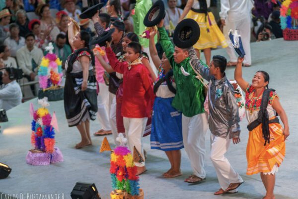 .Presentan documental de la Guelaguetza en Neza