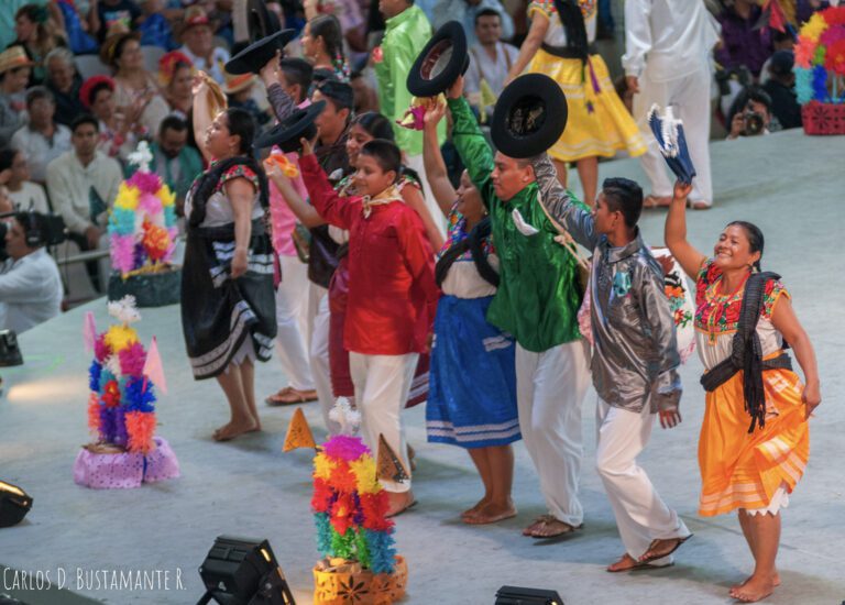 .Presentan documental de la Guelaguetza en Neza