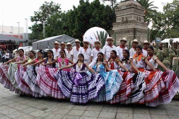 ¡Vive la Guelaguetza 2023 en CDMX con documental en el Zócalo! .¡Vive la Guelaguetza 2023 en la CDMX con estos documentales en el Zócalo!