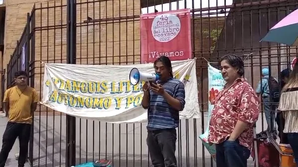 Un grupo de manifestantes realizó una protesta afuera de la Feria del Libro de Oaxaca. Aquí una imagen.