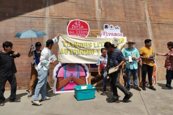 Manifiestan protesta ante la Feria del Libro de Oaxaca por “monopolización”