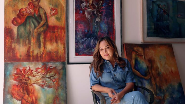 Aquí se muestra a Doris Arellano junto con sus pinturas.