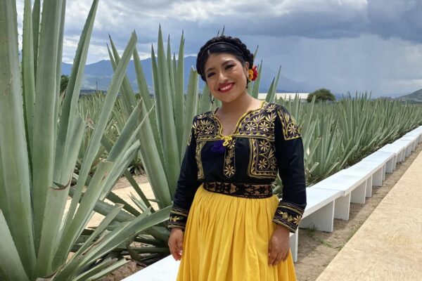 La soprano María Reyna presenta su canción dedicada al mezcal.