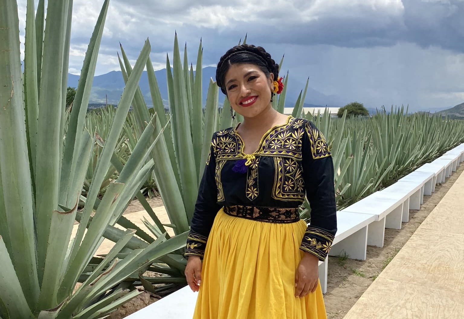 La soprano María Reyna presenta su canción dedicada al mezcal.