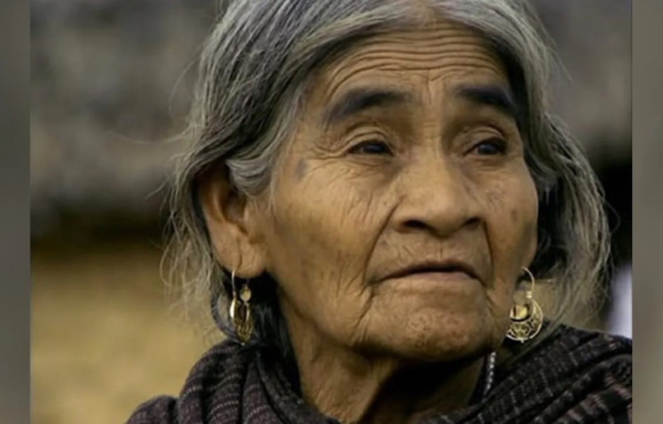 Aquí se presenta a María Sabina, una mujer que curaba con hongos.