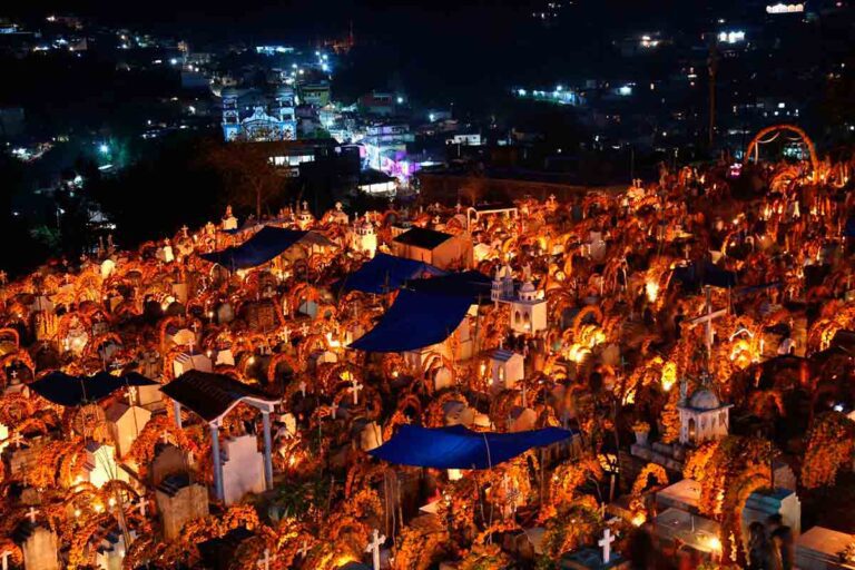 Aquí se muestra los panteones y la tradición de Oaxaca.