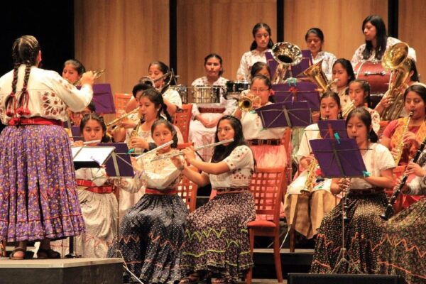 Feliz día de la música y el músico, en Oaxaca y todo México Aquí se muestra una banda de viento de Oaxaca, en conmemoración del Día del Músico.