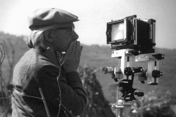 Manuel Álvarez Bravo ante su cámara.