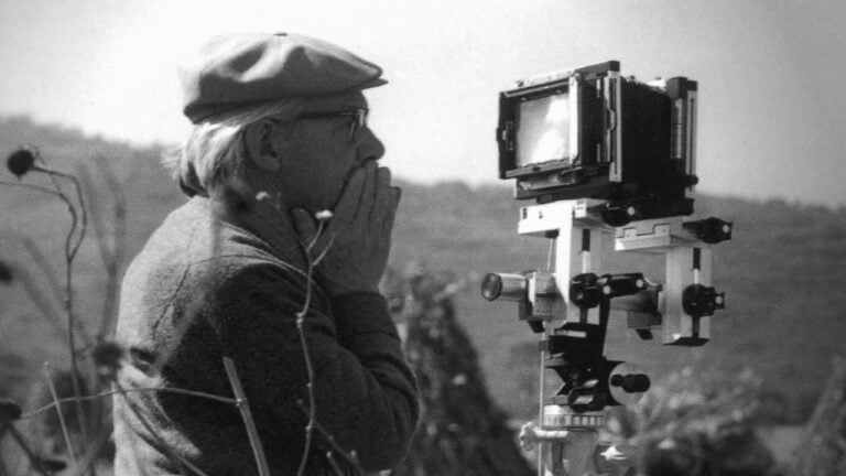 Manuel Álvarez Bravo ante su cámara.