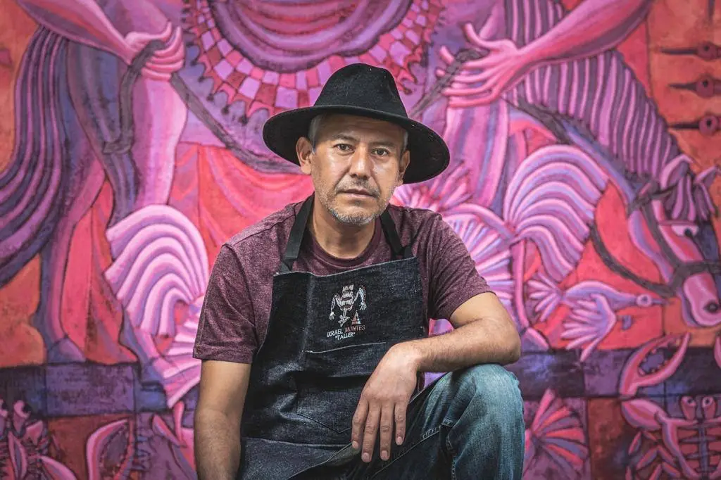 En esta imagen se presenta al pintor oaxaqueño Ixrael Montes.