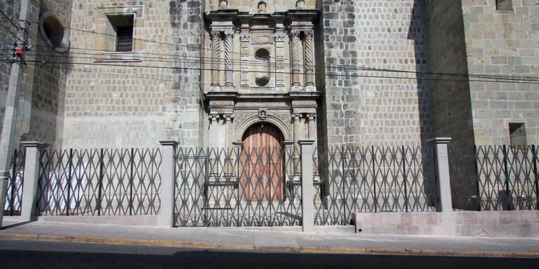 Inauguran reja de Toledo en San Felipe Neri de Oaxaca.