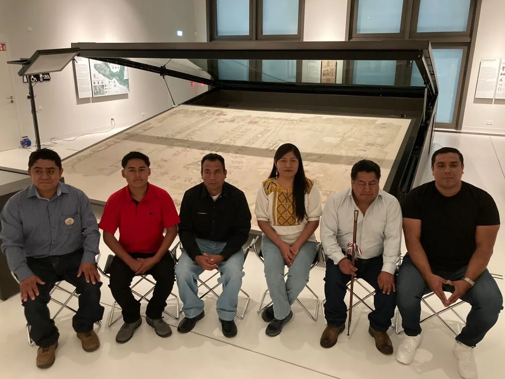 Indígenas visitan códice oaxaqueño en Alemania.