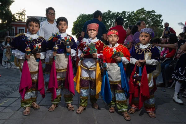 Niños de Zaachila mantienen viva la Danza de la Pluma Un grupo de niños mantiene viva la Danza de la Pluma en la Villa de Zaachila.