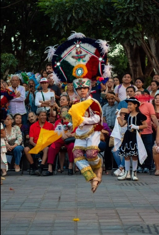 Niño participante de la Danza de la Pluma en la Villa de Zaachila.