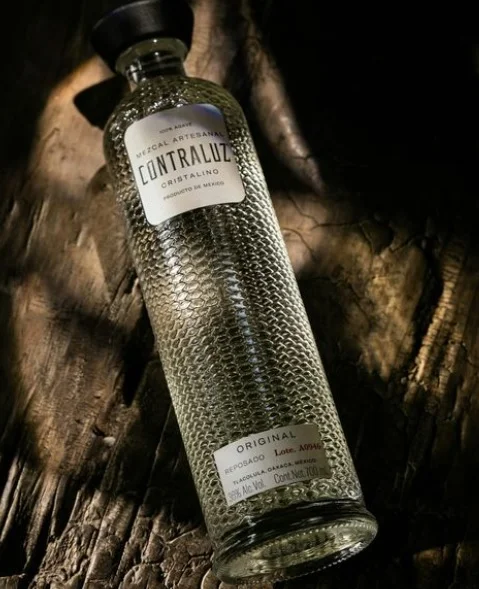 El mezcal Contraluz se encuentra entre los mejores destilados de Casa Lumbre.