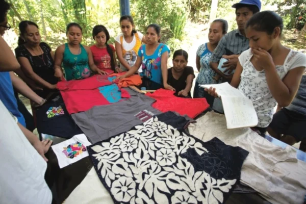 Acusan a Shein por plagio de bordados tradicionales de Oaxaca.