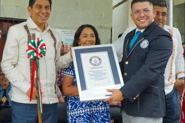 ¡Es oficial! Oaxaca consigue el récord Guinness con el quesillo más grande del mundo Oaxaca obtiene el récord Guinness con el quesillo más grande del mundo.